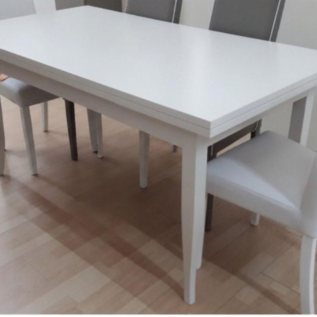 Tavolo bianco allungabile in legno, finitura opaca di alta qualità